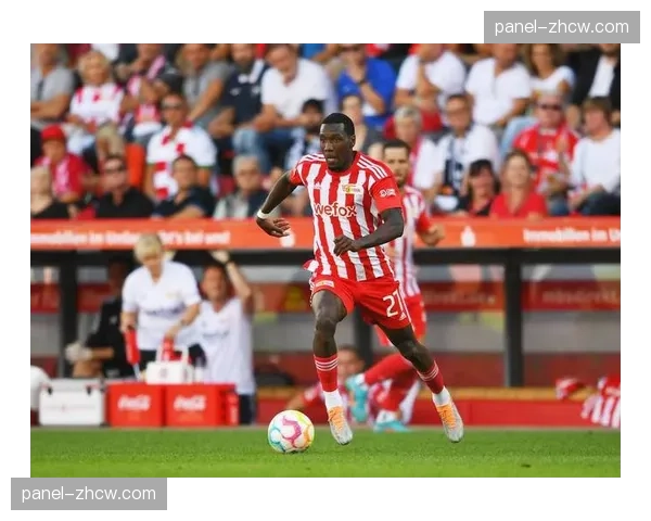 战报通讯:柏林赫塔在二级联赛的冲甲关键战中取胜,球迷涌入球场庆祝