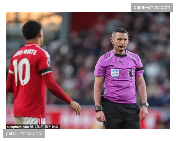 诺丁汉森林vs狼队比赛中出现争议判罚,VAR长时间介入检查