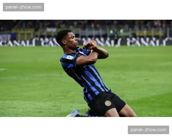 国米迎战拉齐奥赛前训练全员参与,仅邓弗里斯一人单独恢复 国米迎战拉齐奥赛前训练全员参与,仅邓弗里斯一人单独恢复